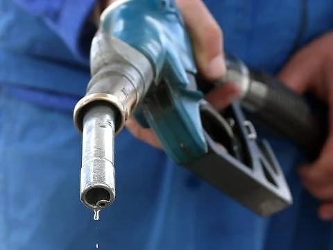 Горивата падат с по стотинка на ден