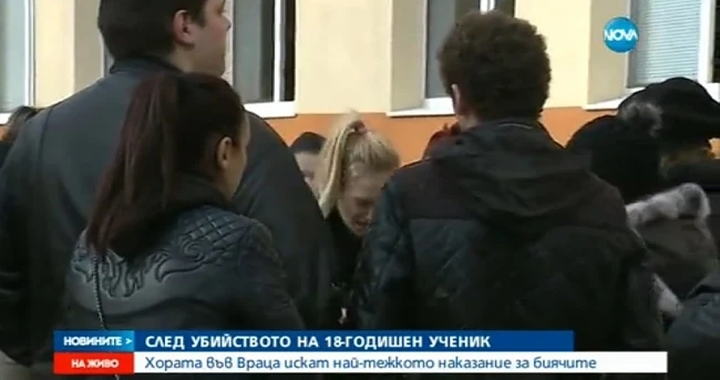 Съученици и приятели на убития Тодор окупираха съда