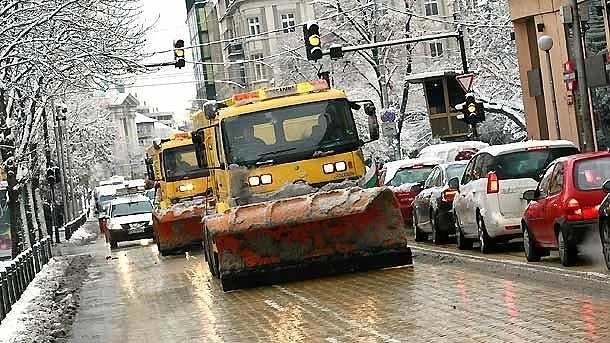 77 машини разпръскват смеси срещу заледяване в София