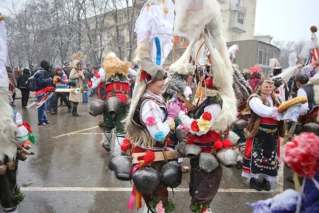 В Симитли се събраха хиляди кукери под дъжда