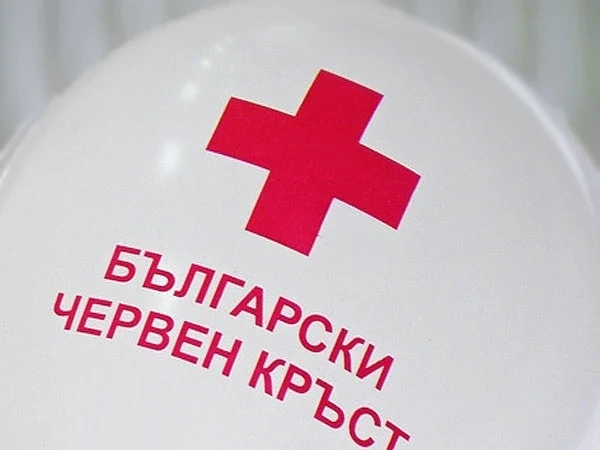 БЧК раздава хранителни продукти в град Каварна