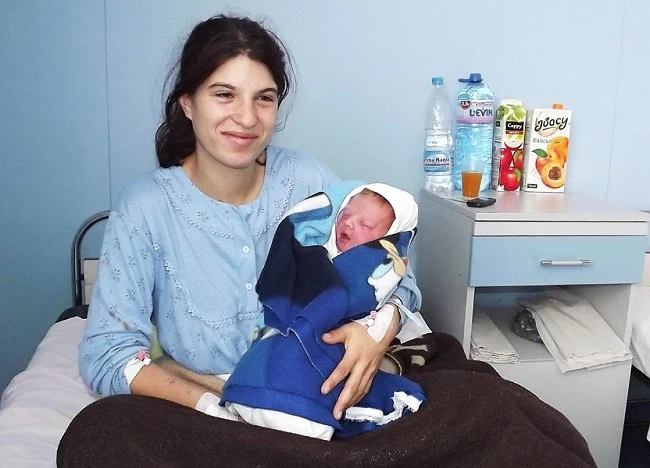 Румънка от затрупано със сняг село роди в наша болница