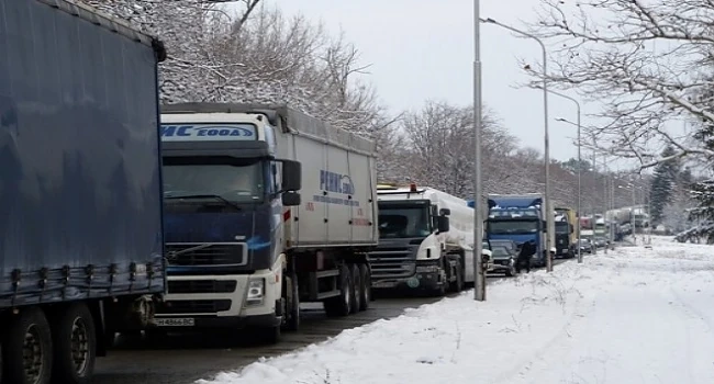 Опашки от ТИР-ове на Дунав мост при Русе 