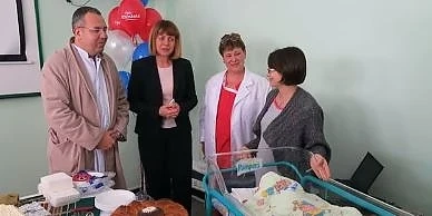 Фандъкова ориса първото бебе, родено на Бабинден 