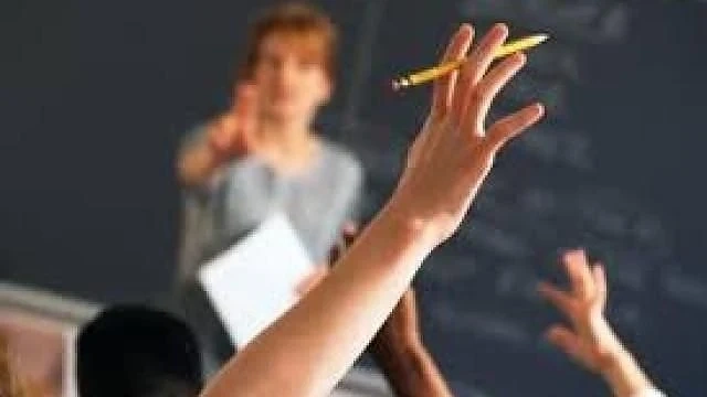 МОН предлага учителите да имат защитен статут като полицаите