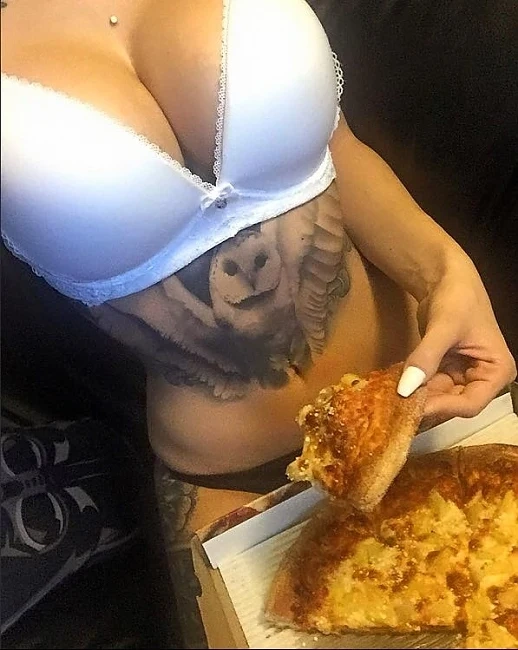 Щерката на Кичка с още по-палави снимки (18+)