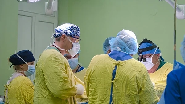 Първа успешна операция на неродено бебе у нас