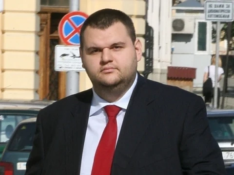 Прокуратурата разпита Пеевски 