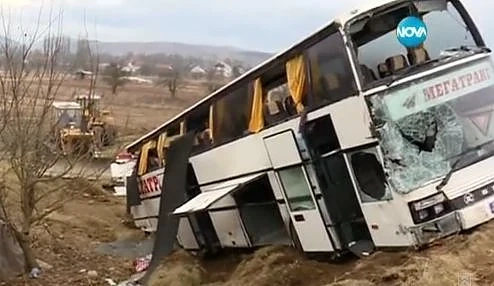 Шестима учители остават в \