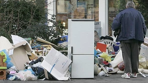 Уличен метач намери 15 000 EUR в изхвърлен диван