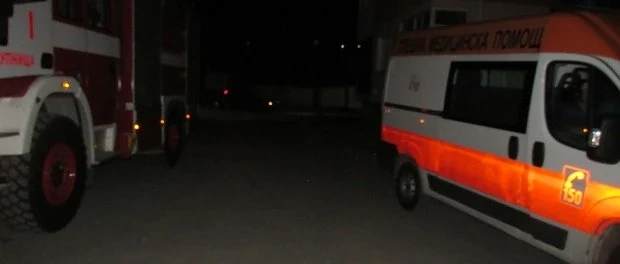 Пожар бушува в автосервиз в София 