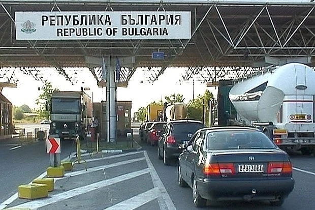 На границата с Гърция се пропускат леки автомобили и автобуси