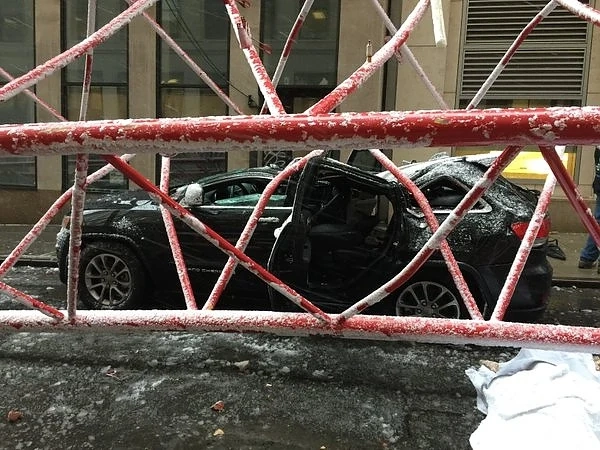 Кран се срути на \