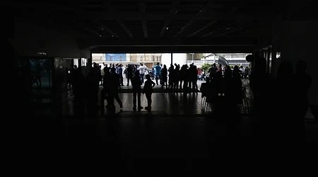 Търговските центрове във Венецуела работят само половин ден заради икономии на електроенергия