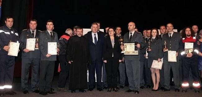 Наградиха 13 от най-добрите пожарникари за 2015 г.