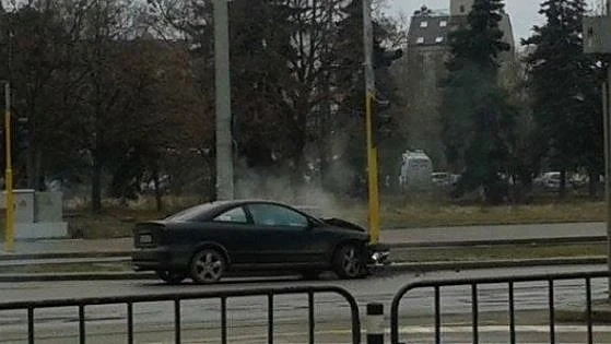 Кола се заби в стълб на светофар в София