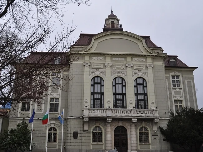 Потрошиха джипа на пловдивския кмет