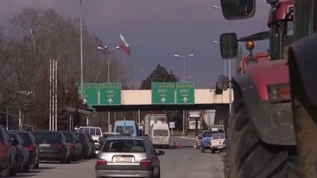 Остава под двойна блокада границата ни с Гърция 