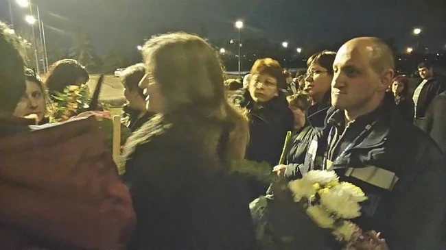 Чистачките подаряват метла на Борисов на летището