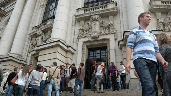 Броят на студентите ще бъде орязан от следващата година 