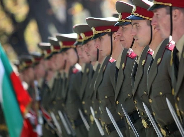Армията ще води на военен отчет всички младежи