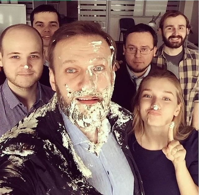 Нападнаха с торта шефът на Фонда за борба с корупцията в Русия