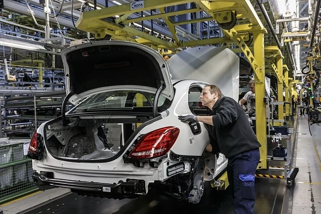 В Щутгарт Mercedes-Benz заменя роботите с хора 