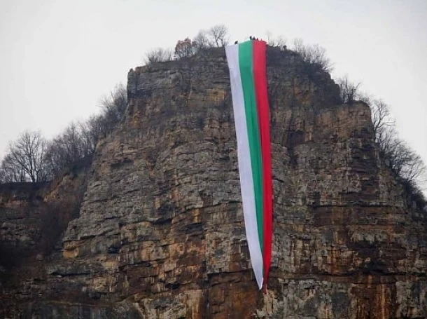 80 метра знаме за 3 март