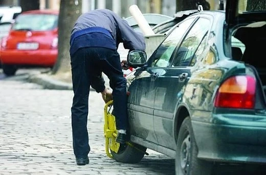 Разярен шофьор кърти скоба на жълтите павета