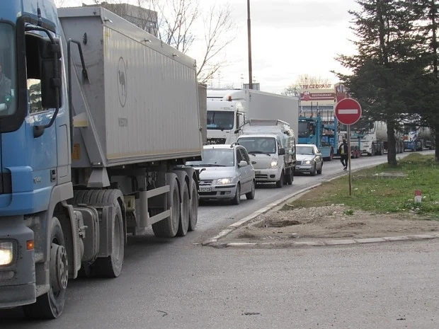 Утре ограничават движението на камионите по пътищата