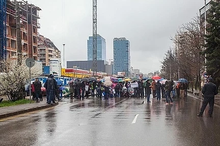 Жители на „Манастирски ливади-Изток” блокираха с жива верига бул. „Тодор Каблешков”