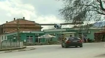 Самолет върху покрива на аптека (СНИМКИ)