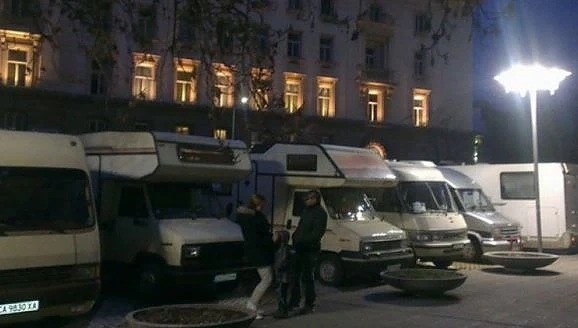 Луксозни кемпери искат безплатни почивки