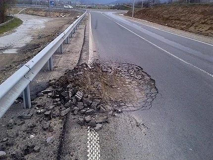 Дупки зейнаха на АМ „Струма”, месеци след откриването на лот 2