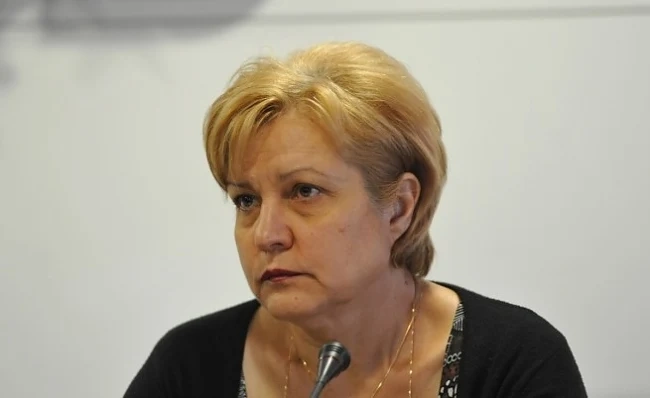Менда Стоянова настоява за отговори от Цветан Василев