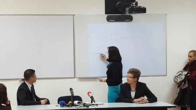 Кунева проведе урок на ученици в 12-ти клас