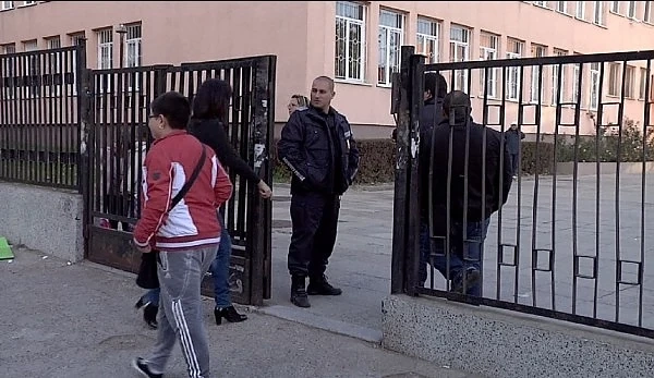 Кунева иска да се засили охраната в училищата