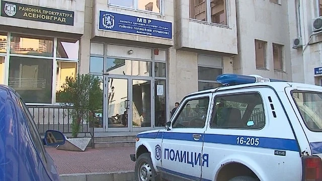 Двама полицаи са ги пребили с лопати в Асеновград