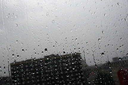 Утре дъжд с гръмотевици, на места и сняг 