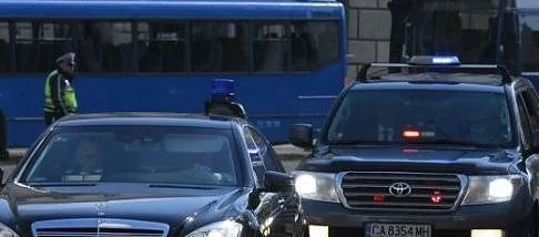 Вицепремиери и министри слизат от колите на НСО