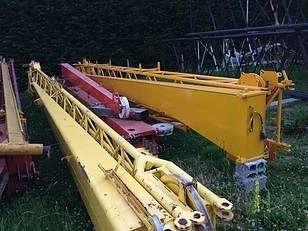 Автокран се обърнал в Бургас 