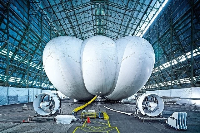 Първи снимки на най-големия самолет Airlander 10
