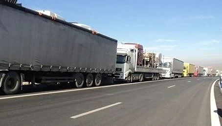 Километър опашка от чакащи тирове на изход на ГКПП „Кулата“