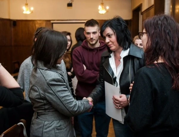 Корнелия Нинова се срещна със студенти   