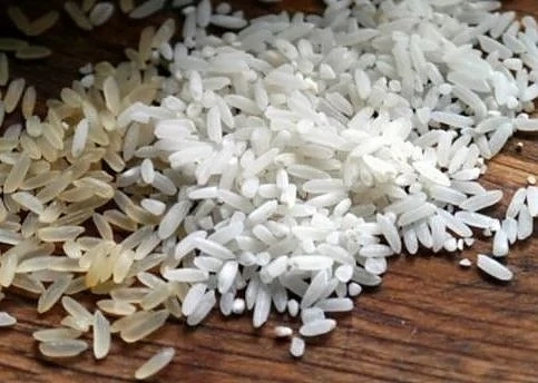 Продават ориз от пластмаса