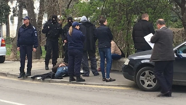 Зрелищен арест на полицаи при акция в София
