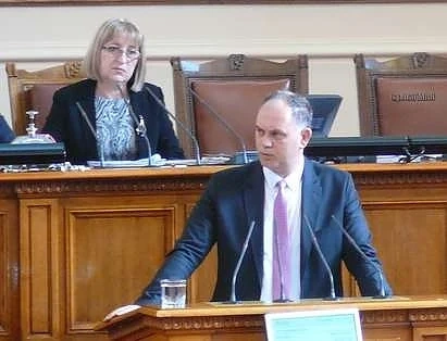 Цецка Цачева заплаши Кадиев със съд