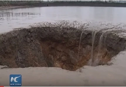 Невиждана дупка погълна тонове риба  