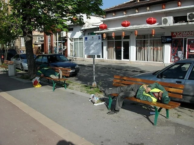 Снимка на спящи  работници от \
