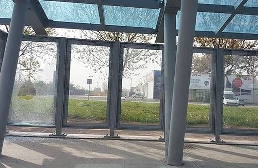 Потрошиха новите автобусни спирки в Бургас